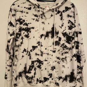 Comfy Black and White Sweatshirt